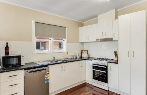 East Toowoomba House | Light & Bright! 3 Bedroom Cottage, East Toowoomba!