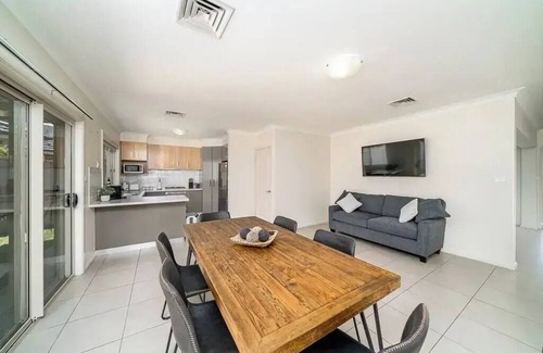 Bourkelands Apartment | Light & Bright Homely Villa