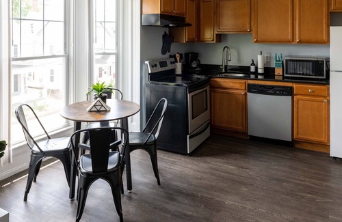 Manchester Apartment | Light & Bright Loft Apartment Near Downtown MHT