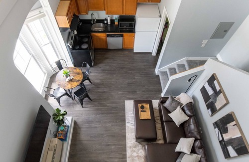 Manchester Apartment | Light & Bright Loft Apartment Near Downtown MHT