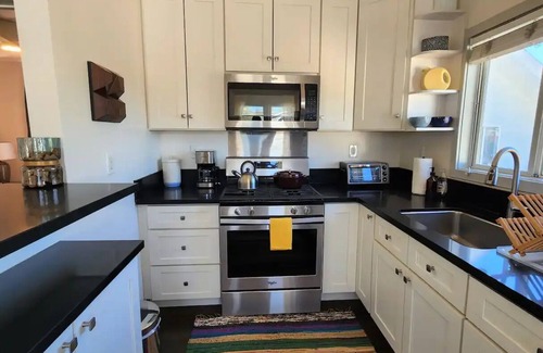 Highland Park Apartment | Light Filled 1-bedroom Unit with Parking Onsitenn