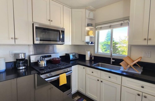 Highland Park Apartment | Light Filled 1-bedroom Unit with Parking Onsitenn