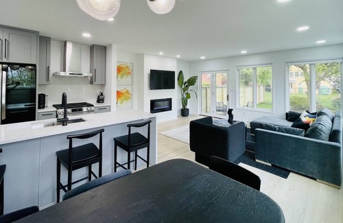 Bloomfield House | Light-Filled 3BR Home Best Area