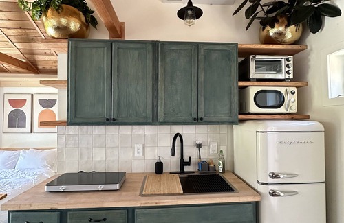 Roseway Cottage | Light-filled Cedar Guesthouse with hot tub and private backyard