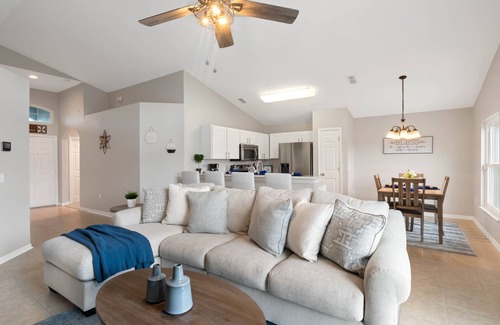 Highgate Park House | Light-filled family retreat w/Pool + Foosball, 8.5mi to Disney