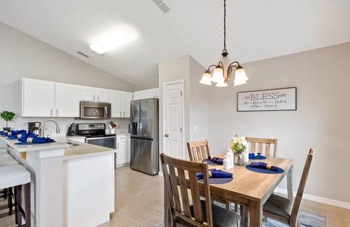 Highgate Park House | Light-filled family retreat w/Pool + Foosball, 8.5mi to Disney
