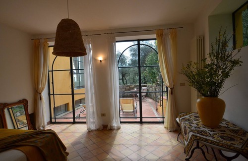 Dolcedo House | Light-flooded country house in a panoramic location