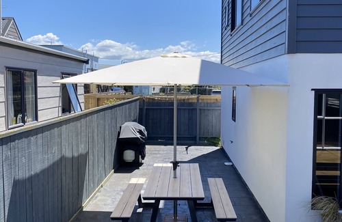 Kilbirnie Apartment | Light, Modern + Close to Everything