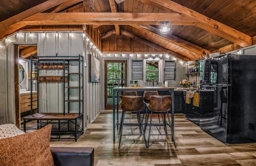 Townsend Cabin | Light'n Bug Bungalow (1-Bedroom Cabin) - Pets Allowed by RedAwning
