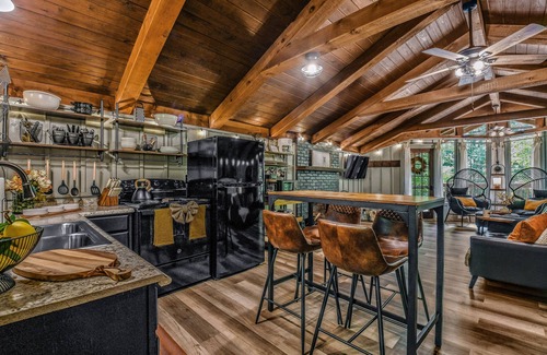 Townsend Cabin | Light'n Bug Bungalow (1-Bedroom Cabin) - Pets Allowed by RedAwning