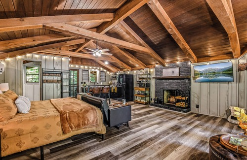 Townsend Cabin | Light'n Bug Bungalow: Pet Friendly, FREE Attraction Tickets, Hot Tub, & Firepit