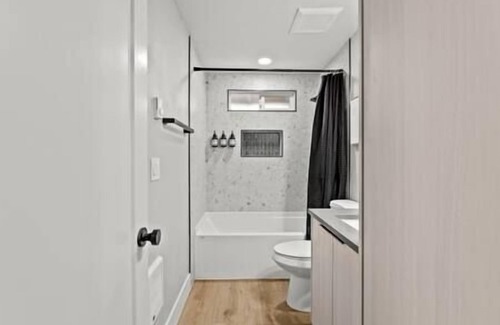 Vancouver House | Light & Perfect NW Stay with Modern Amenities