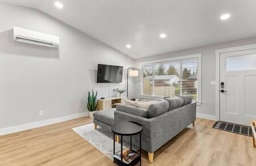 Vancouver House | Light & Perfect NW Stay with Modern Amenities