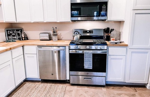 New Buffalo Cottage | Lighthouse Cottage - Family & Pet Friendly