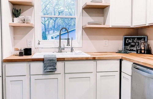 New Buffalo Cottage | Lighthouse Cottage - Family & Pet Friendly