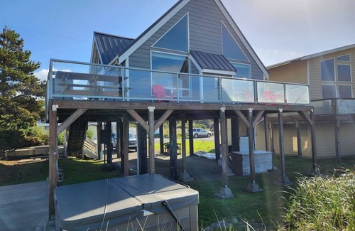 Moclips House | Lighthouse - Right on the beach (New Hot Tub)