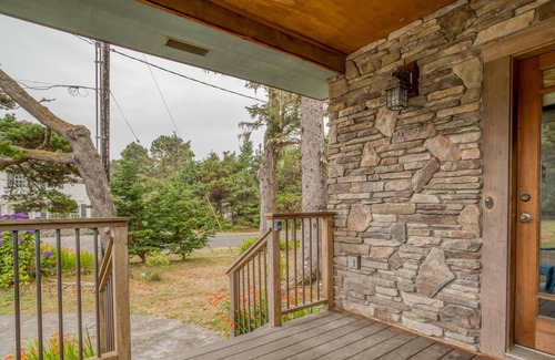 Agate Beach House | Lighthouse View