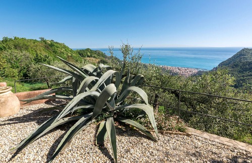 Aigo House | Ligurian country villa with views over mountains and sea