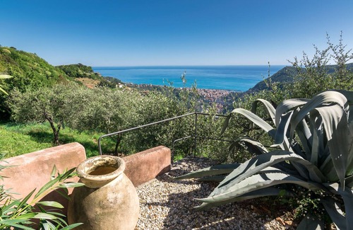 Aigo House | Ligurian country villa with views over mountains and sea