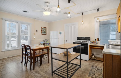 Auburn Apartment | Like home Charming 3 Bedroom Upstairs Flat 3 blocks frm downtown Auburn Sleeps 5