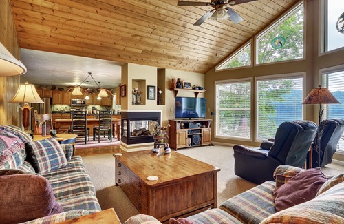 Cullowhee House | Like to sit back, relax & enjoy the lake? Come stay at Lakeside today!