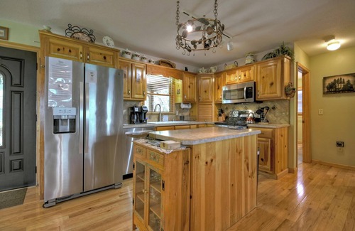 Blairsville Cabin | Lil Bit O Heaven | Mtn Views | Hot Tub | Fire Pit