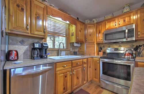 Blairsville Cabin | Lil Bit O Heaven | Mtn Views | Hot Tub | Fire Pit