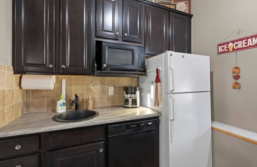 Colorado Springs House | Lil’ Breezy, 10 guests, Pickleball, Movie Theater