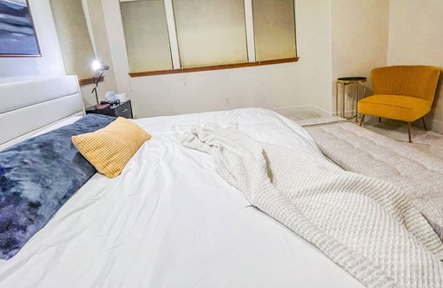 Central District House | Lil Paris Hygge Maison-King bed-Hi-speed WIFI 8 minutes to DT