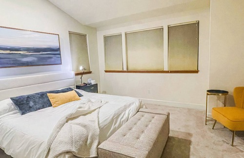 Central District House | Lil Paris Hygge Maison-King bed-Hi-speed WIFI 8 minutes to DT