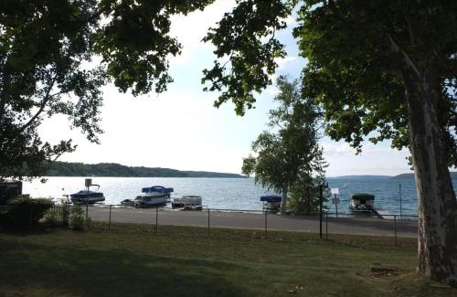 Beulah House | Lil's On The Lake - On Crystal Lake & Dog-friendly