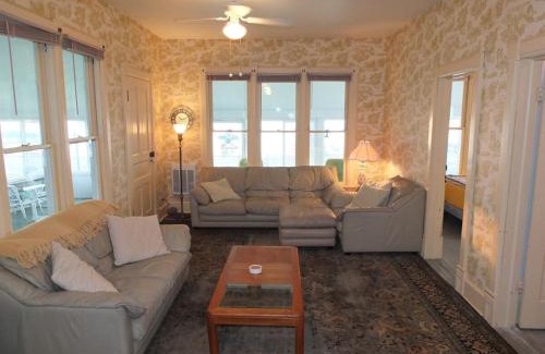 Beulah House | Lil's On The Lake - On Crystal Lake & Dog-friendly