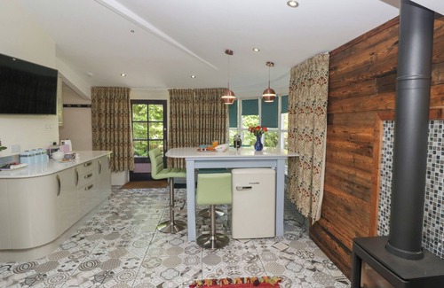 Grange-over-Sands Cottage | LILAC COTTAGE AT GRANGE BOUTIQUE, pet friendly in Grange-Over-Sands