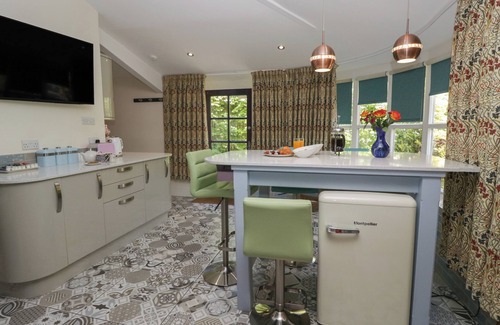 Grange-over-Sands Cottage | LILAC COTTAGE AT GRANGE BOUTIQUE, pet friendly in Grange-Over-Sands