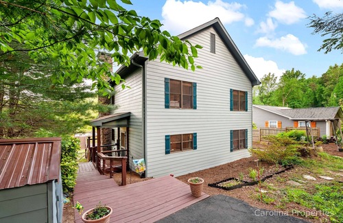 Landrum House | Lily Pad Lakehouse by Carolina Properties-Lake Lanier Lakefront, Fire Pit, Kayak
