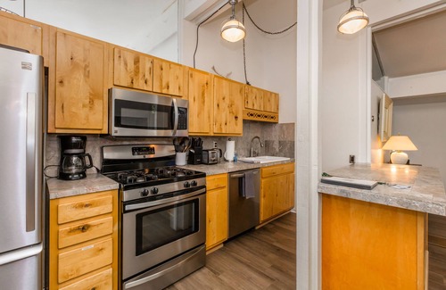 Truckee House | Lily Pad Modern w/AC! + Games, Smart TV's & HOA Amenities (Gym/HotTub/Sauna/Pool)
