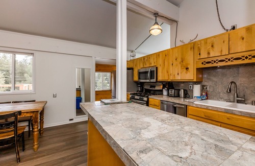 Truckee House | Lily Pad Modern w/AC! + Games, Smart TV's & HOA Amenities (Gym/HotTub/Sauna/Pool)