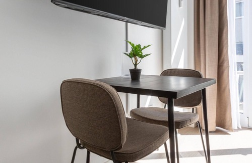 Tempelhof Apartment | limehome Berlin Luise-H. | Suite with Terrace