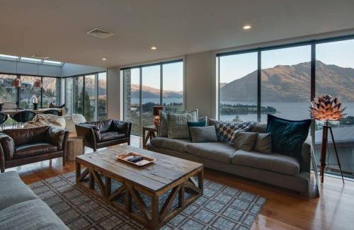 Queenstown City Centre Villa | Limerick- Fire Place- Lake Views- BBQ- AC