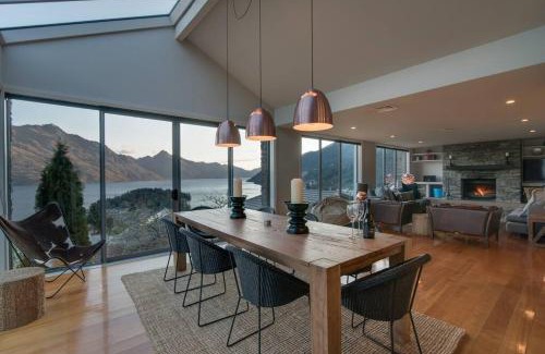 Queenstown City Centre Villa | Limerick- Fire Place- Lake Views- BBQ- AC