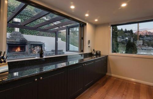 Queenstown City Centre Villa | Limerick- Fire Place- Lake Views- BBQ- AC
