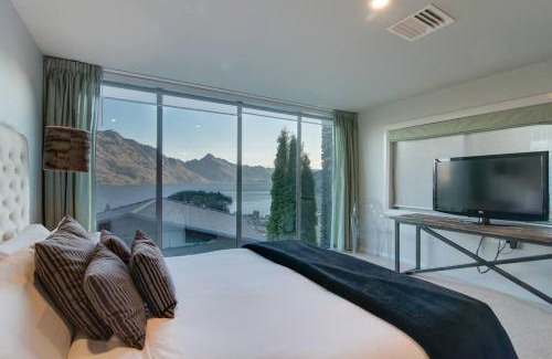 Queenstown City Centre Villa | Limerick- Fire Place- Lake Views- BBQ- AC