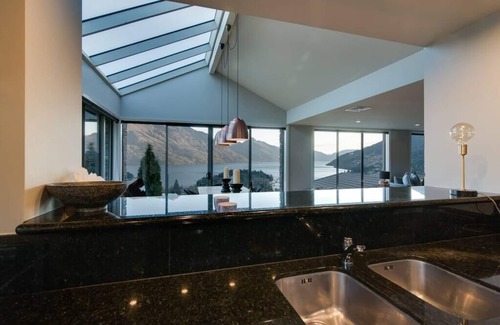 Queenstown City Centre Villa | Limerick Lane | Lake Views, BBQ, Fireplace, A/C