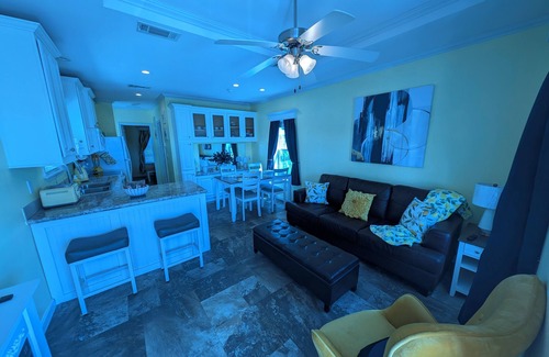 Deltona Lakes Cabin | "Limon Lodge" 70" TV, Central AC, WiFi ,Private patio, Free parking. Quiet.