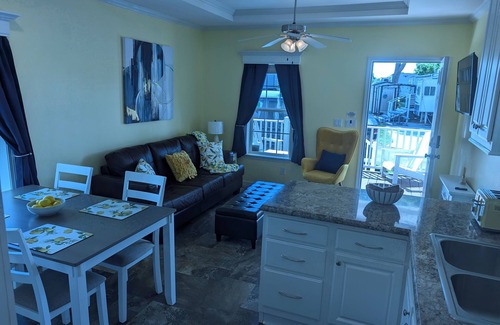 Deltona Lakes Cabin | "Limon Lodge" 70" TV, Central AC, WiFi ,Private patio, Free parking. Quiet.