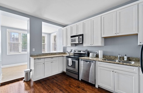 Sheffield and DePaul Condo | Lincoln Park/depaul 8 Bed 1 Parking Spot Sleeps 18 by AllSet Turnover