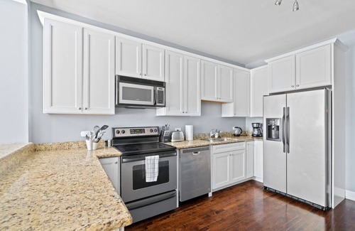 Sheffield and DePaul Condo | Lincoln Park/depaul 8 Bed 1 Parking Spot Sleeps 18 by AllSet Turnover
