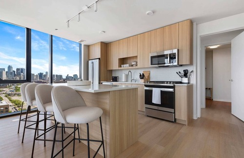 River North Apartment | Lincoln Park Getaway: Skyline Views & Luxury