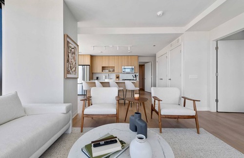 River North Apartment | Lincoln Park Getaway: Skyline Views & Luxury