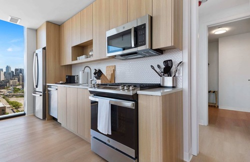 River North Apartment | Lincoln Park Getaway: Skyline Views & Luxury
